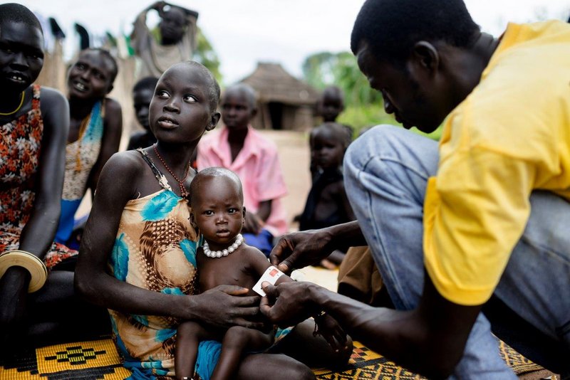Eine südsudanesische Mutter mit ihrem Kind. Gemeinsam helfen wir den Menschen in Afrika. Jetzt spenden!