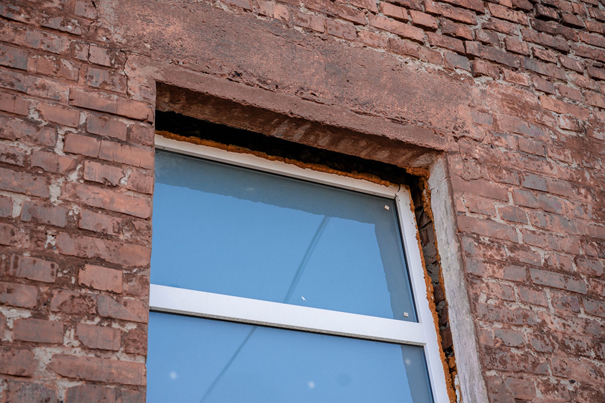 Zerstörtes Fenster an einer Schule in der Ukraine