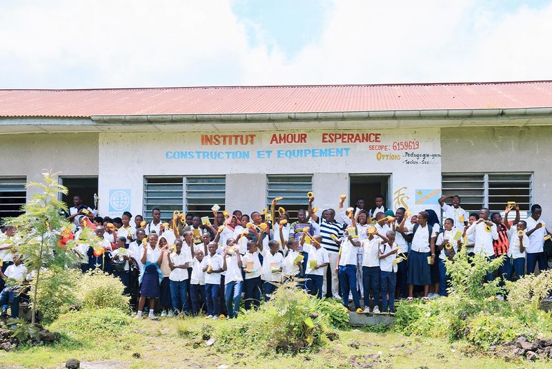 Schulkinder vor Schulgebäude im Kongo