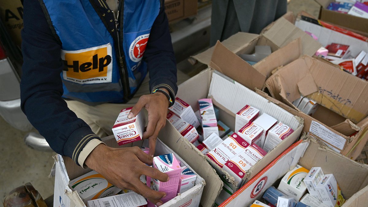Ein Mitarbeiter von Helps Partnerorganisation "CAMP" sortiert Medikamente