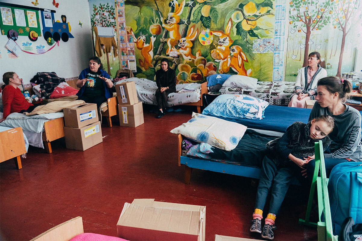 Vertriebene Ukrainerinnen in einem großen Schlafsaal