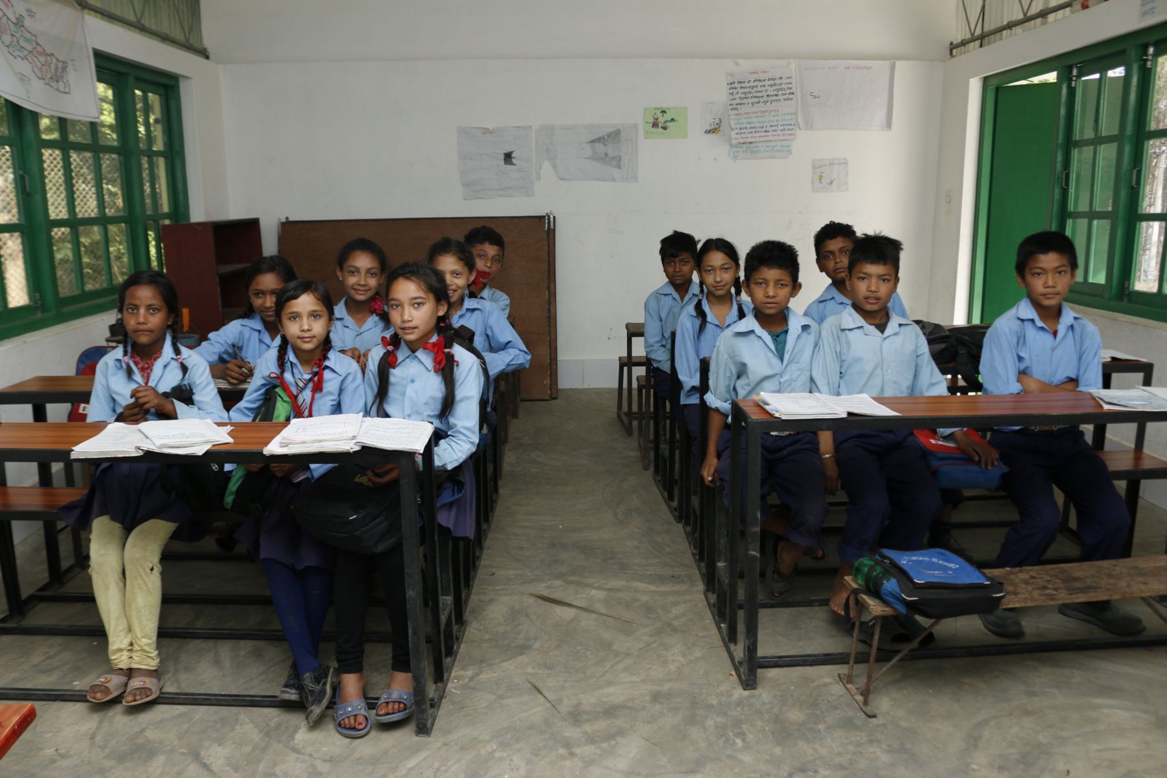 Nepalesische Kinder können wieder zu Schule