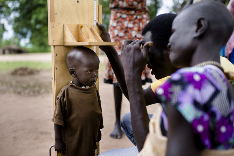 Ein Help-Mitarbeiter misst die Körpergröße eines Kindes im Südsudan, um  den Grad der Unterernährung zu bestimmen.