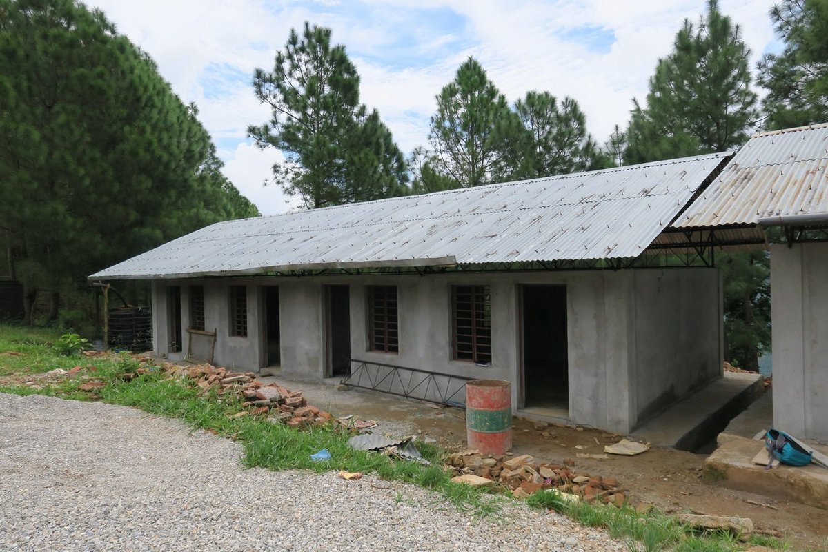 Wiedererrichtete Schule im nepalesischen Thulo Sirubari 