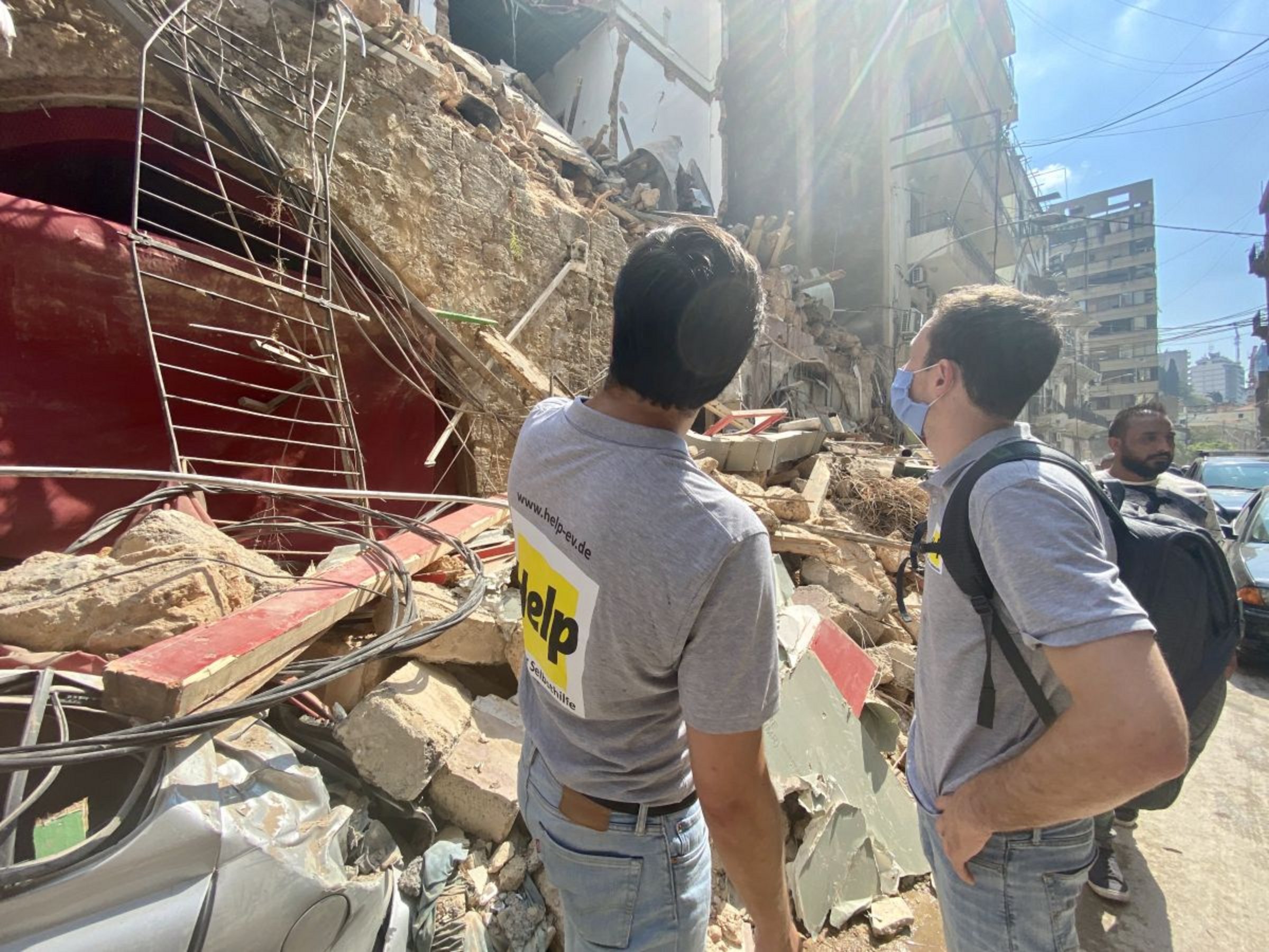 Help-Nothelfer sind nach der Explosion in Beirut vor Ort.