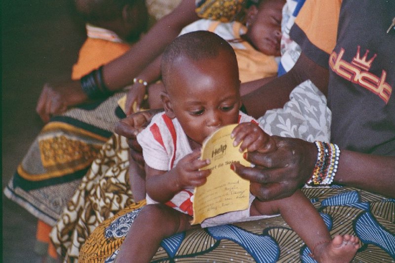 [Translate to English:] Medizinische Behandlung von unterernährten Kindern im Niger