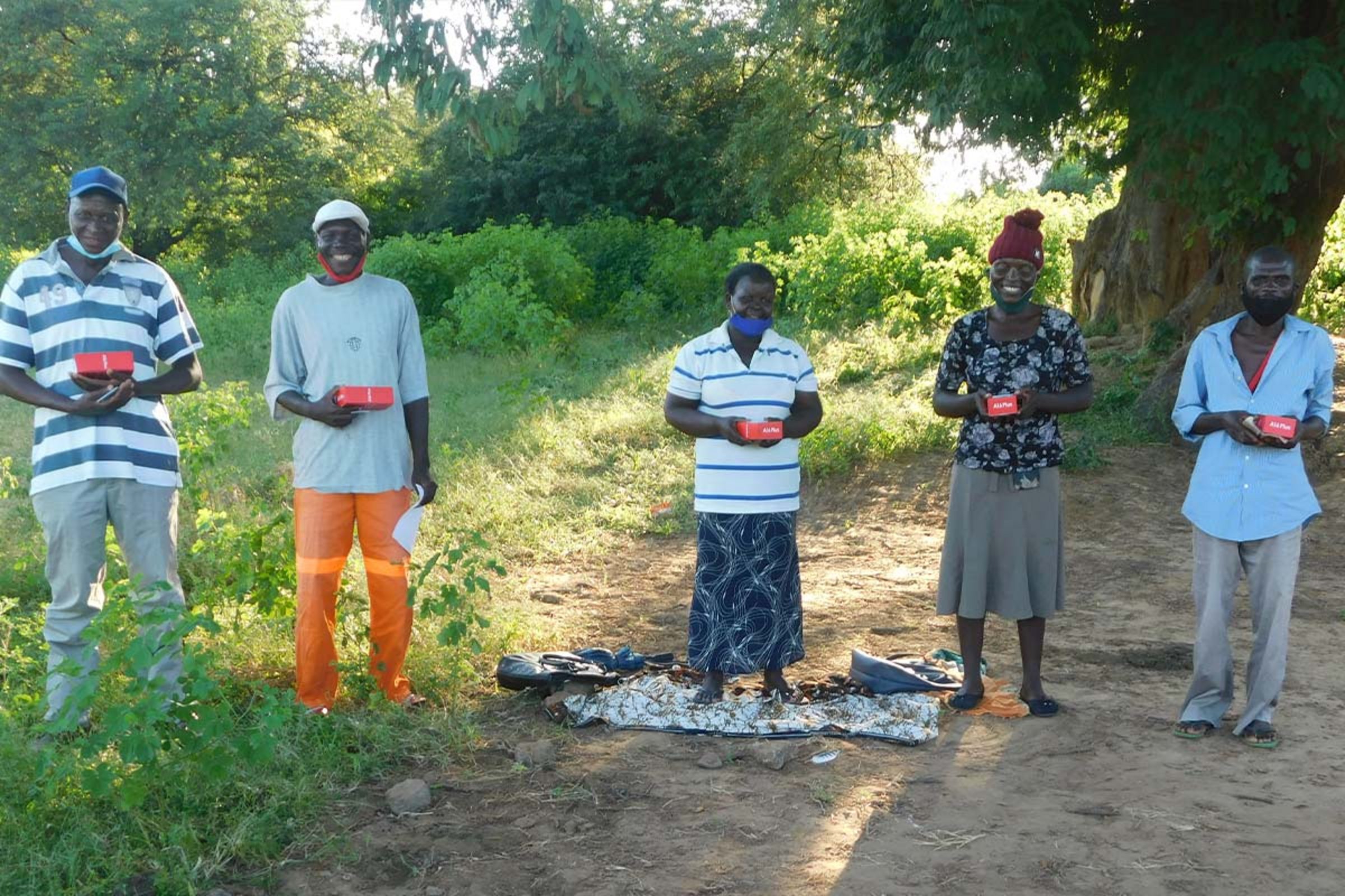 Spenden Simbabwe: Die Lead Farmer:innen erhalten Smartphones, um sich untereinander zu vernetzen und ihre Ergebnisse zu dokumentieren.