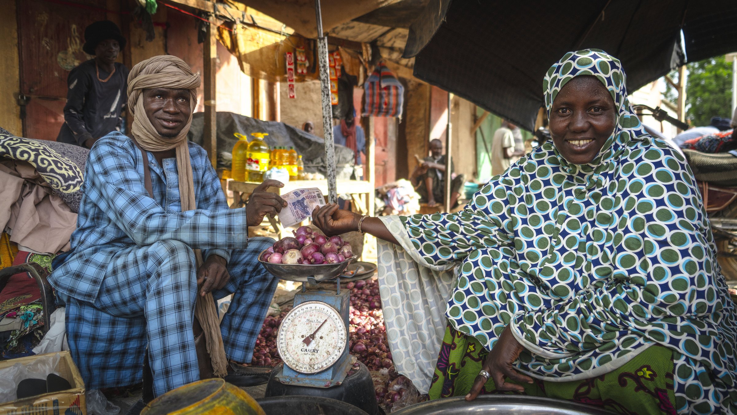 Aïssa Keïla verkauft Zwiebeln an einen Händler in Ansongo.