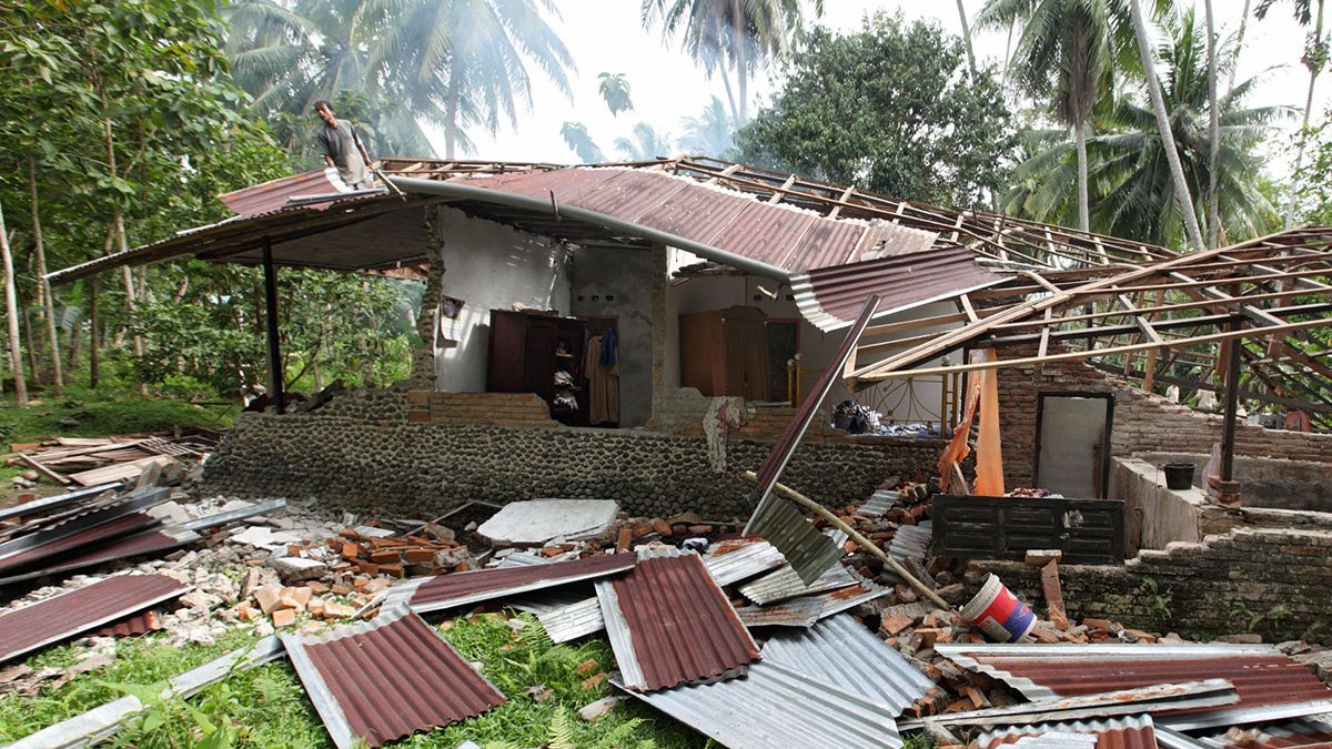 Eingestürztes Haus nach Erdbeben in Indonesien