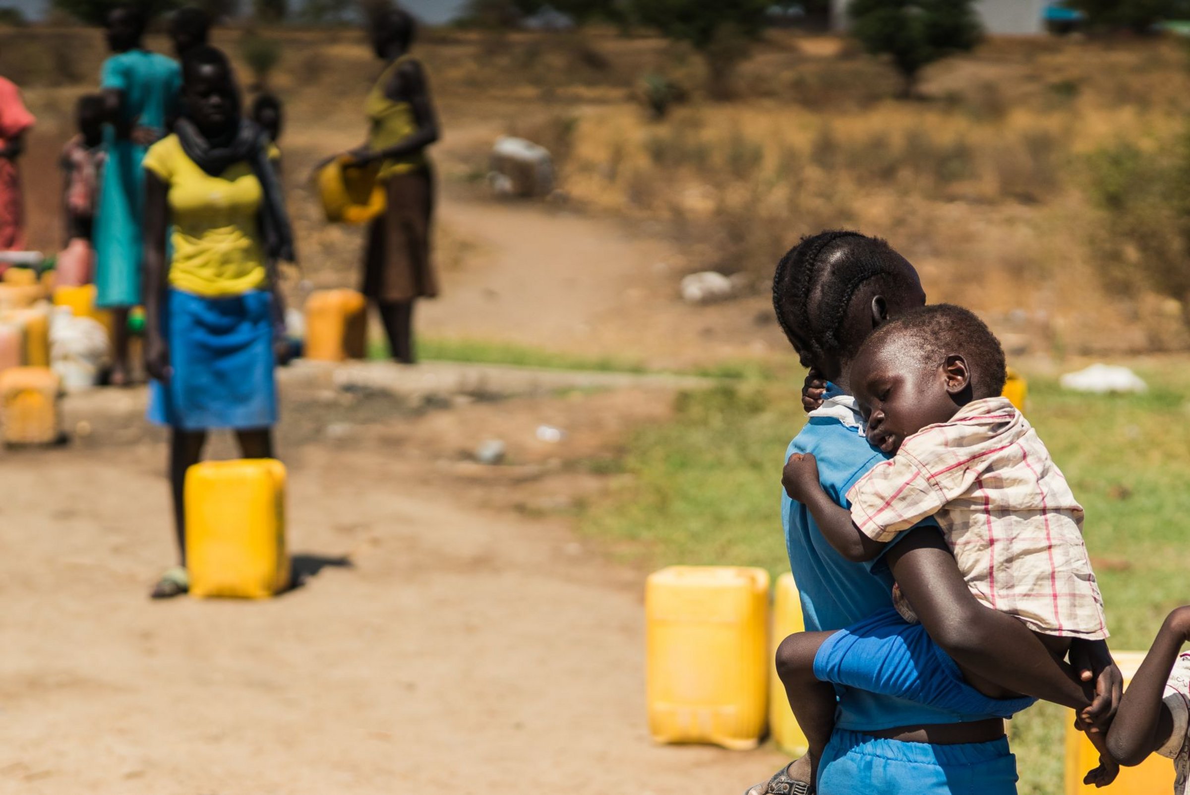 Frau mit Kind und Wasserkanister im Südsudan