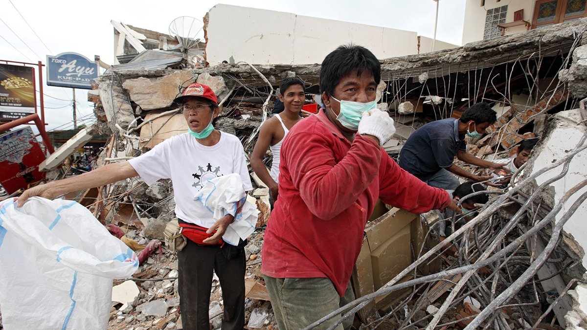 Nothilfe nach Erdbeben in Indonesien: Helfer suchen in den Trümmern nach Überlebenden