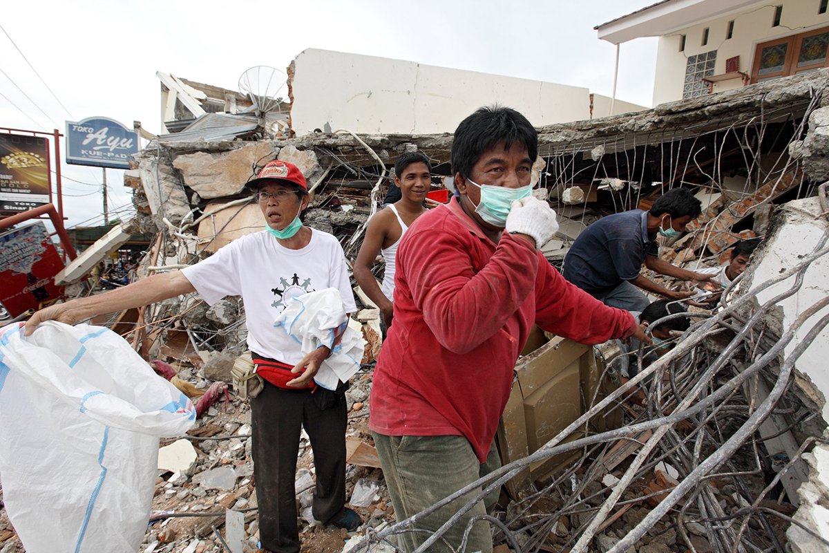 Nothilfe nach Erdbeben in Indonesien: Helfer suchen in den Trümmern nach Überlebenden