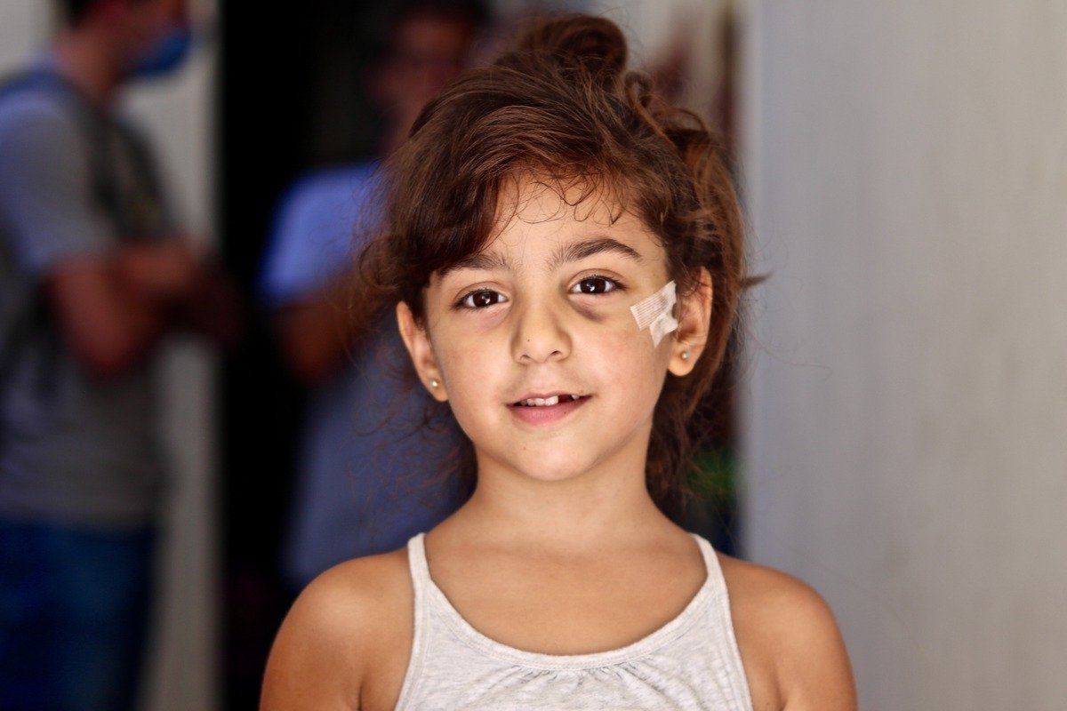 Ein kleines Mädchen aus Beirut blickt in die Kamera.