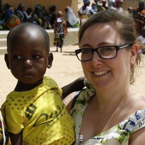 Help-Mitarbeiterin mit Kind in Burkina Faso