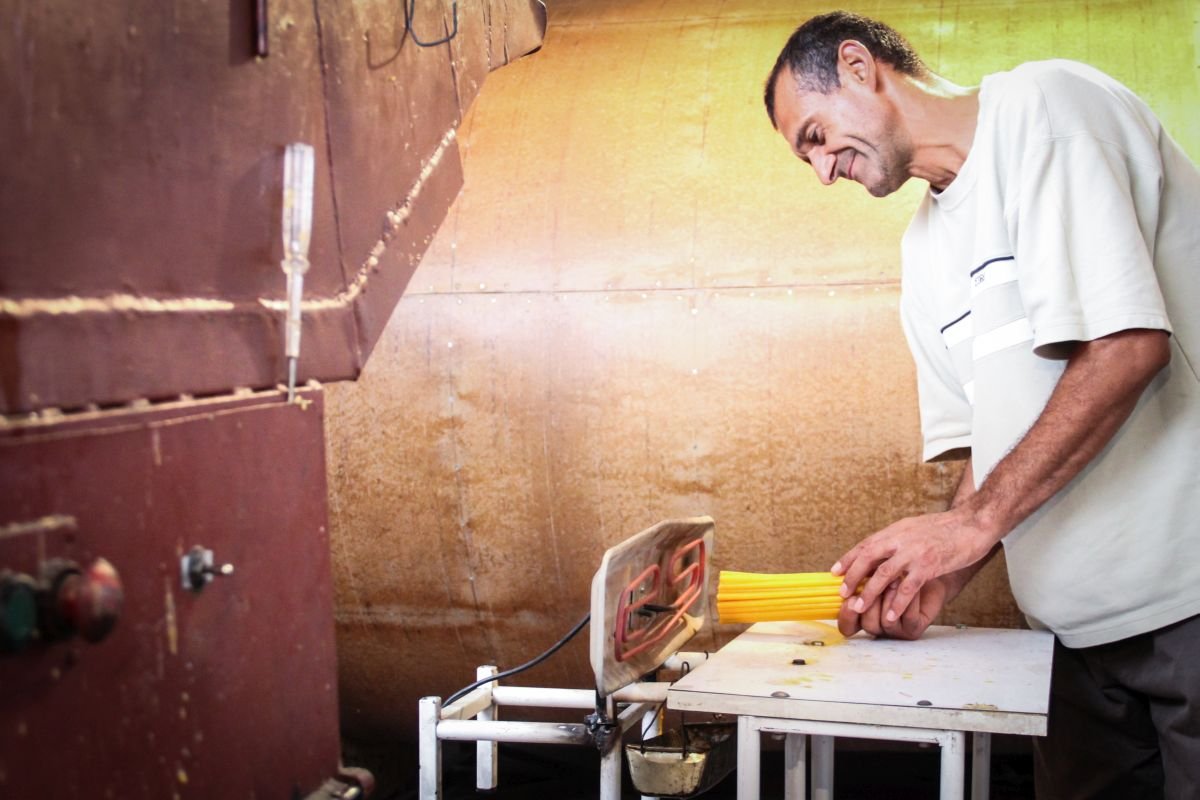 Help fördert traditionelle Kleinunternehmen in Bosnien, zum Beispiel den Kerzenhersteller Sascha.