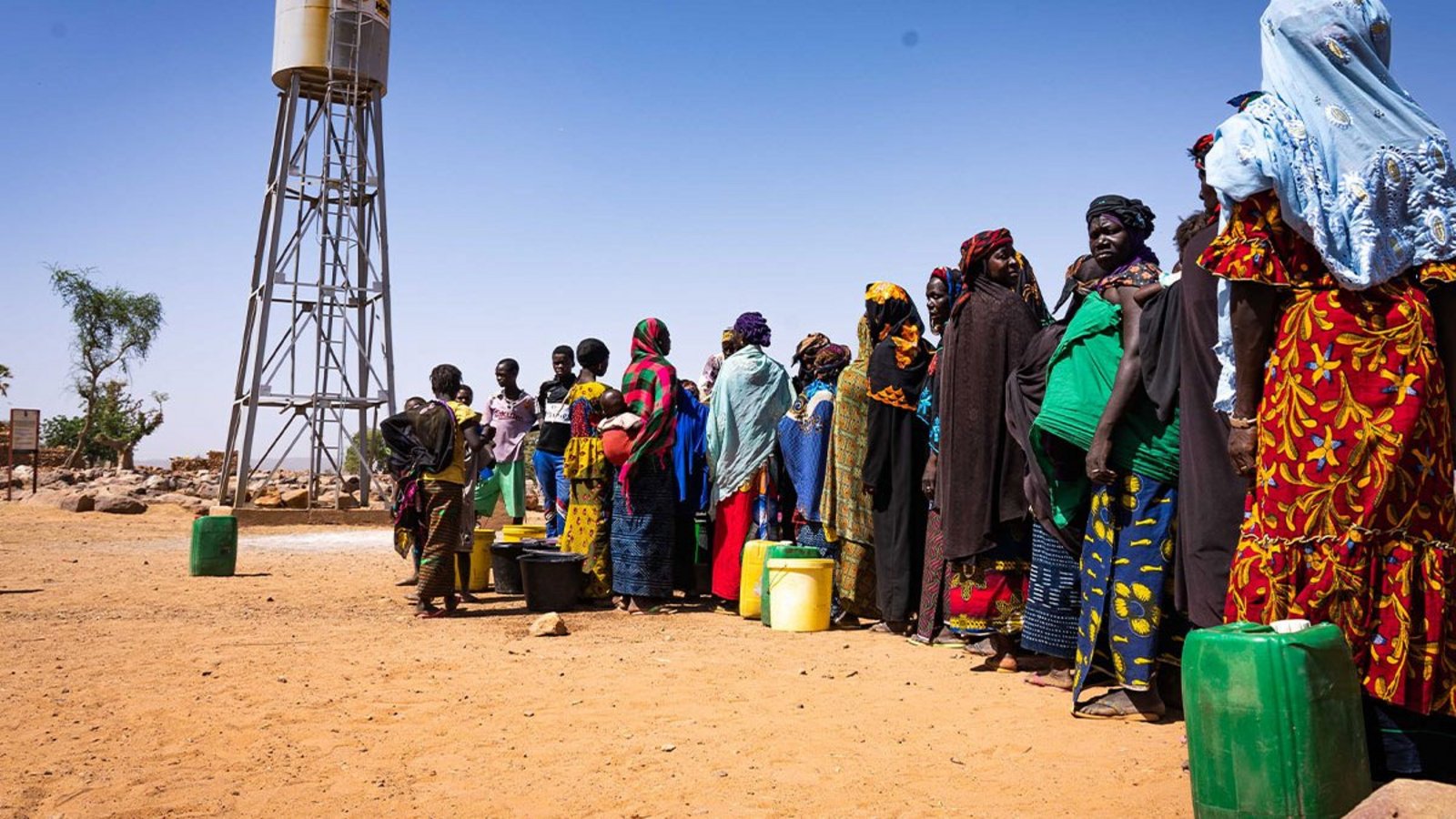 Mali in der Krise: Frauen stehen Schlange für sauberes Wasser
