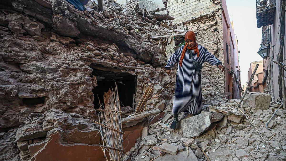 Eine Frau läuft durch Trümmer nach dem Erdbeben in Marokko