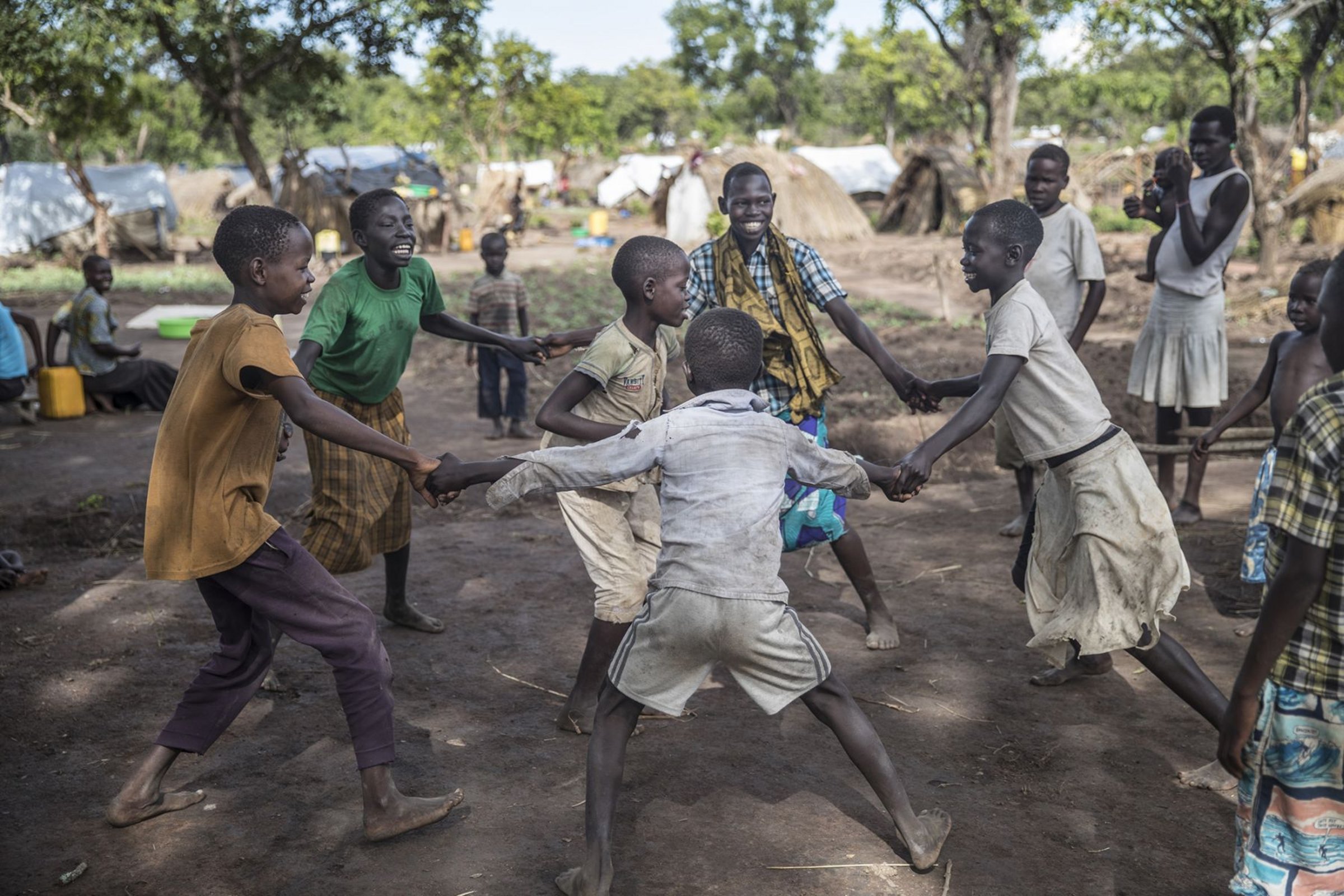 Tanzende Flüchtlingskinder im Südsudan