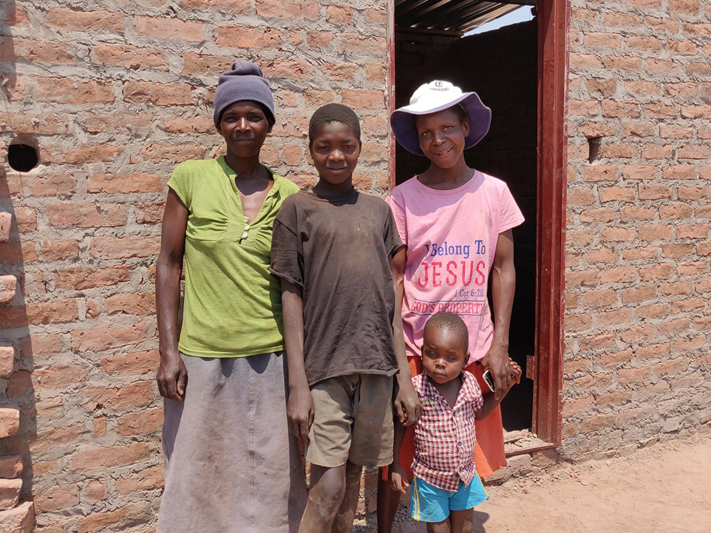 Familie vor Haus in Simbabwe