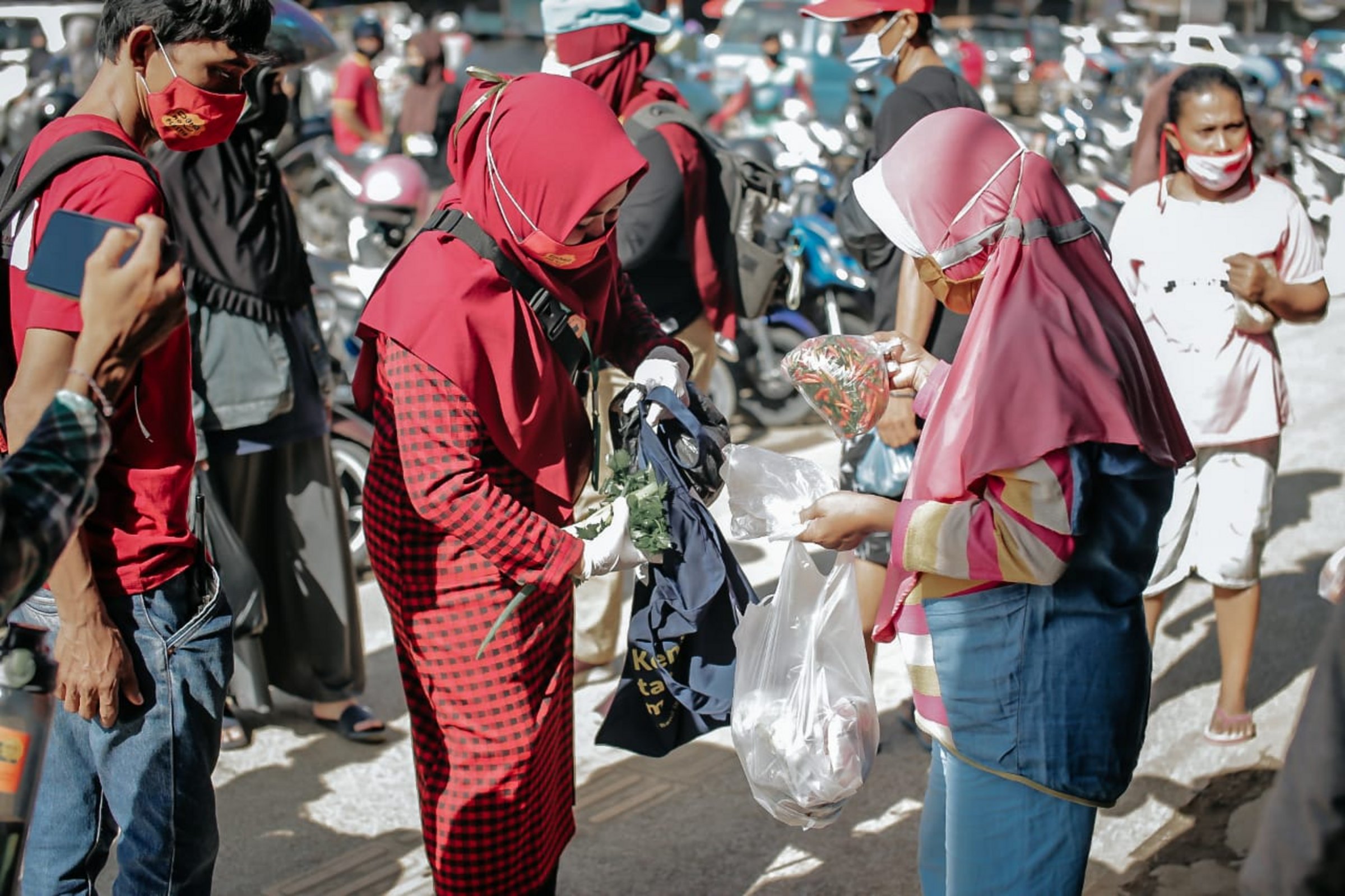 Frauen mit Stofftasche von Help in Indonesien