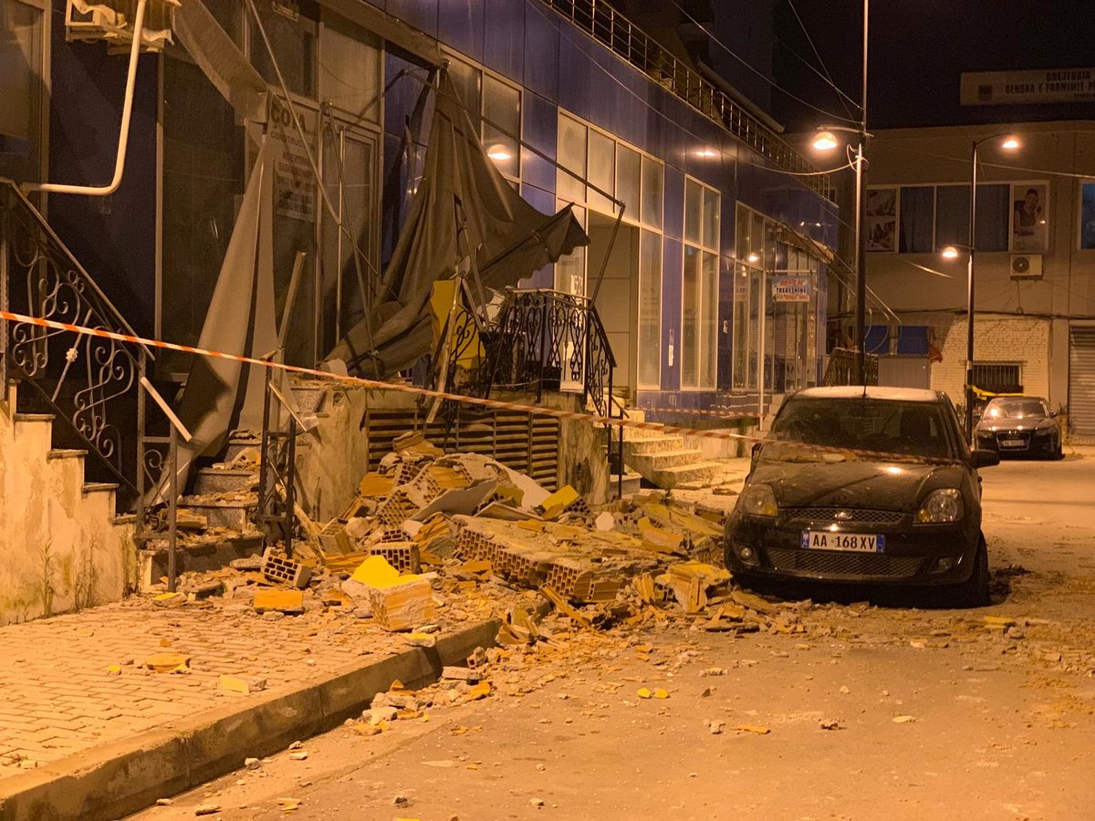 Von Erdbeben zerstörtes Haus in Albanien und Auto