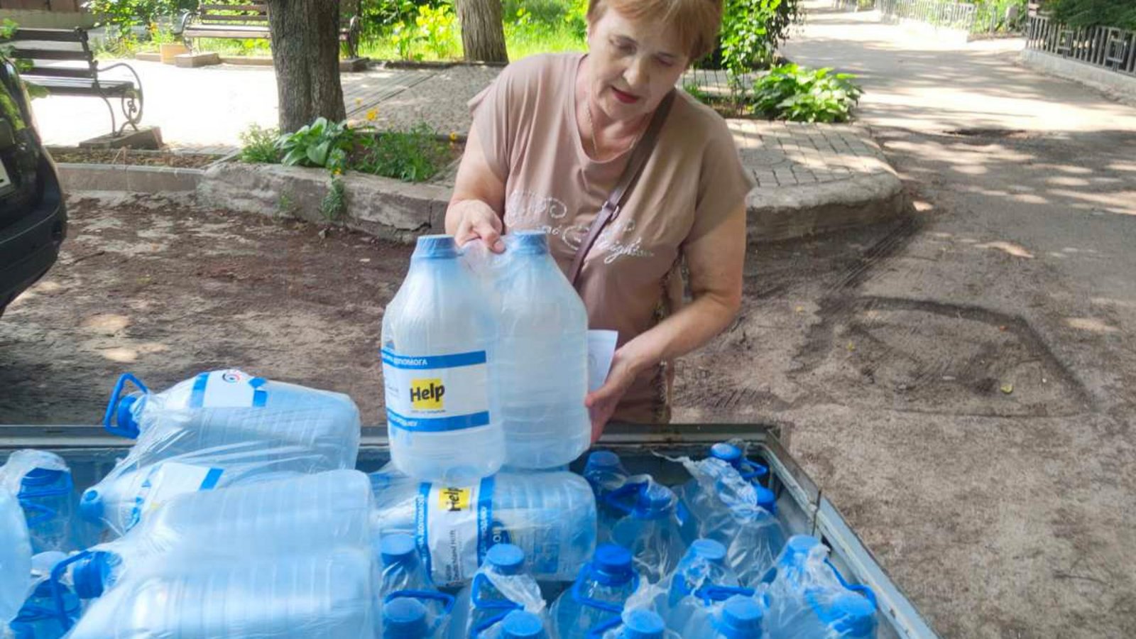 Wasserlieferung für die Bewohner Nikopols im Süden der Ukraine