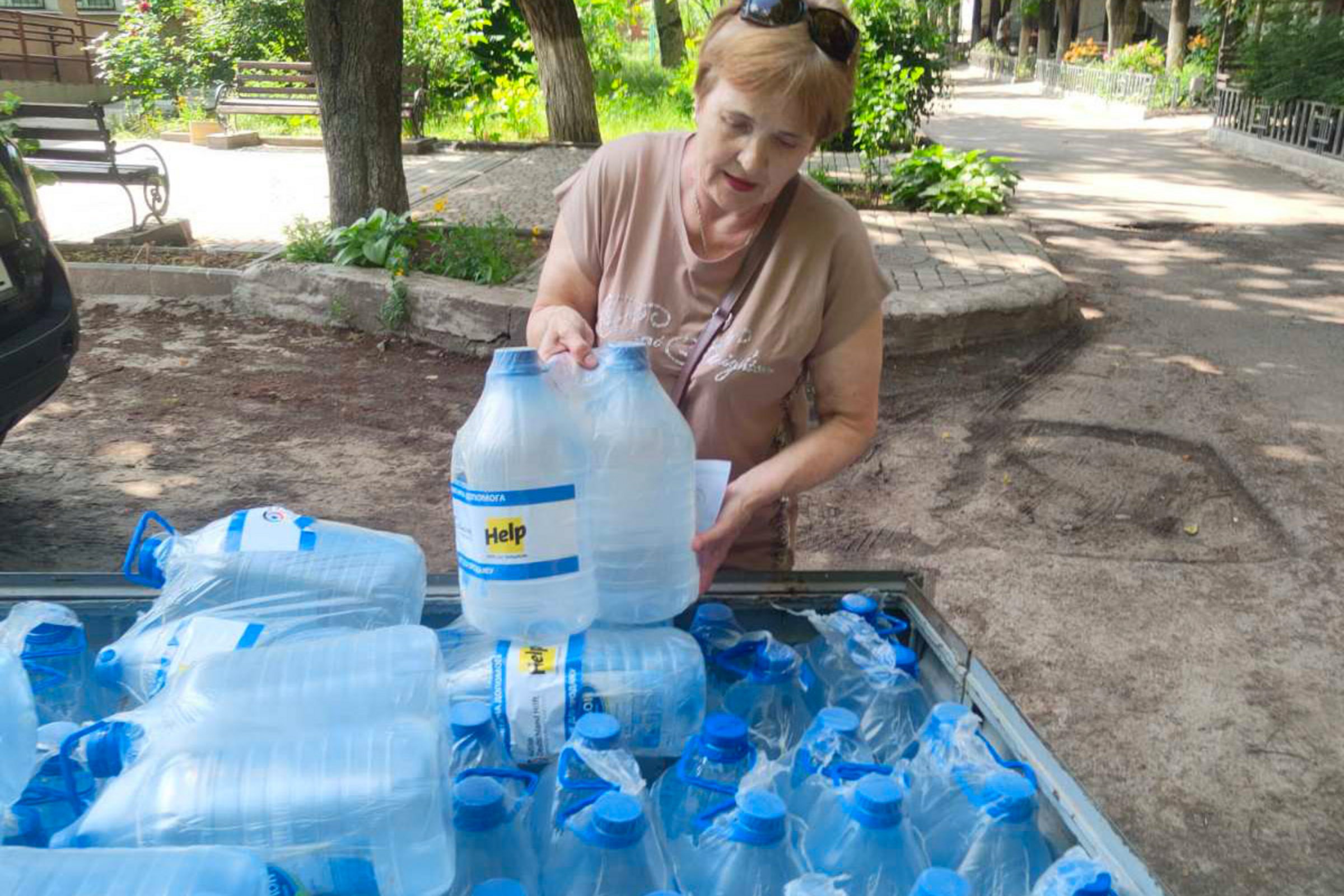 Wasserlieferung für die Bewohner Nikopols im Süden der Ukraine