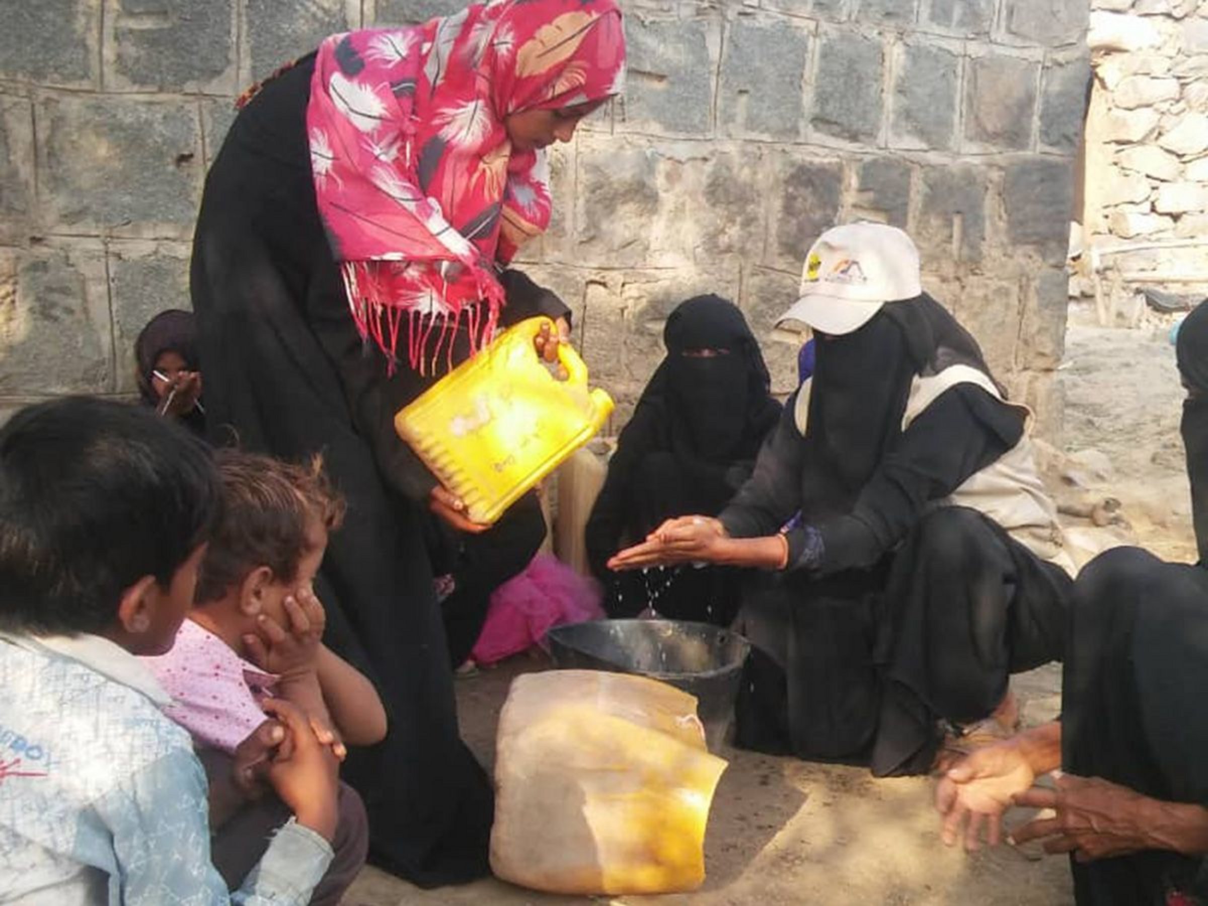 Eine Gesundheitsarbeiterin im Jemen demonstriert das gründliche Händewaschen