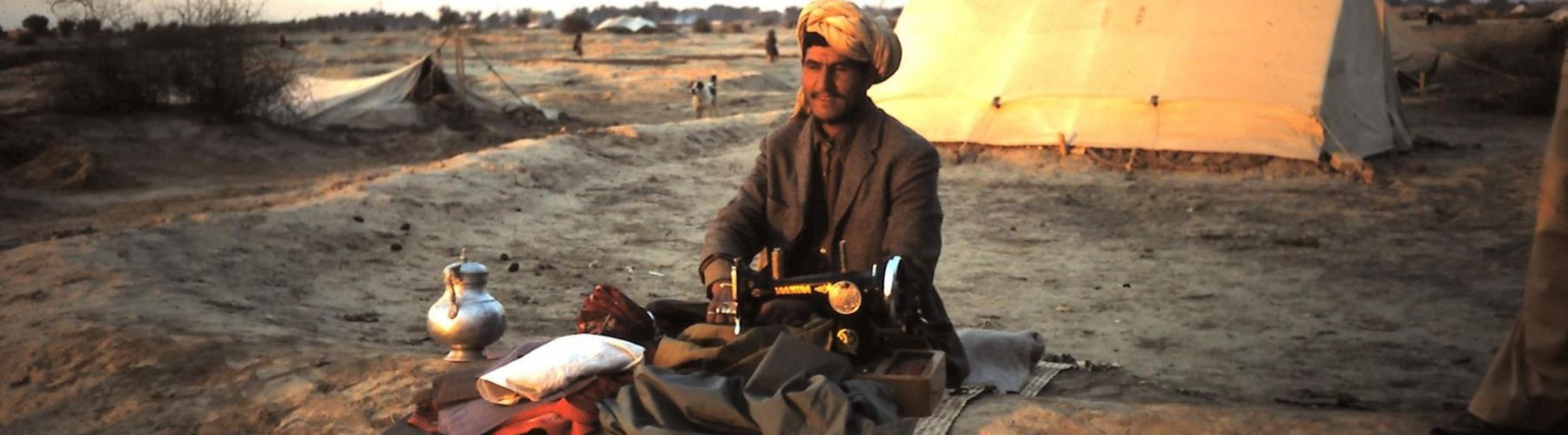 Ein afghanischer Mann mit Nähmaschine