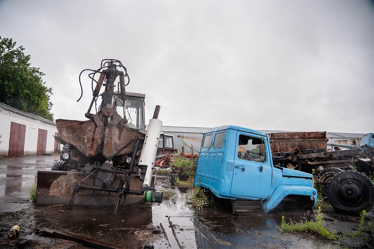 Ausgebrannte Landmaschinen auf einem Bauernhof in der Ukraine