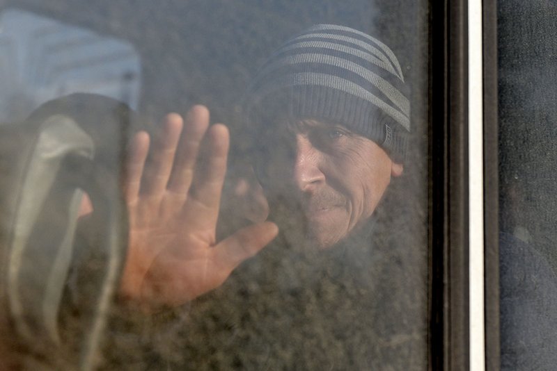 Ein älterer Mann in der Ost-Ukraine in einem Bus