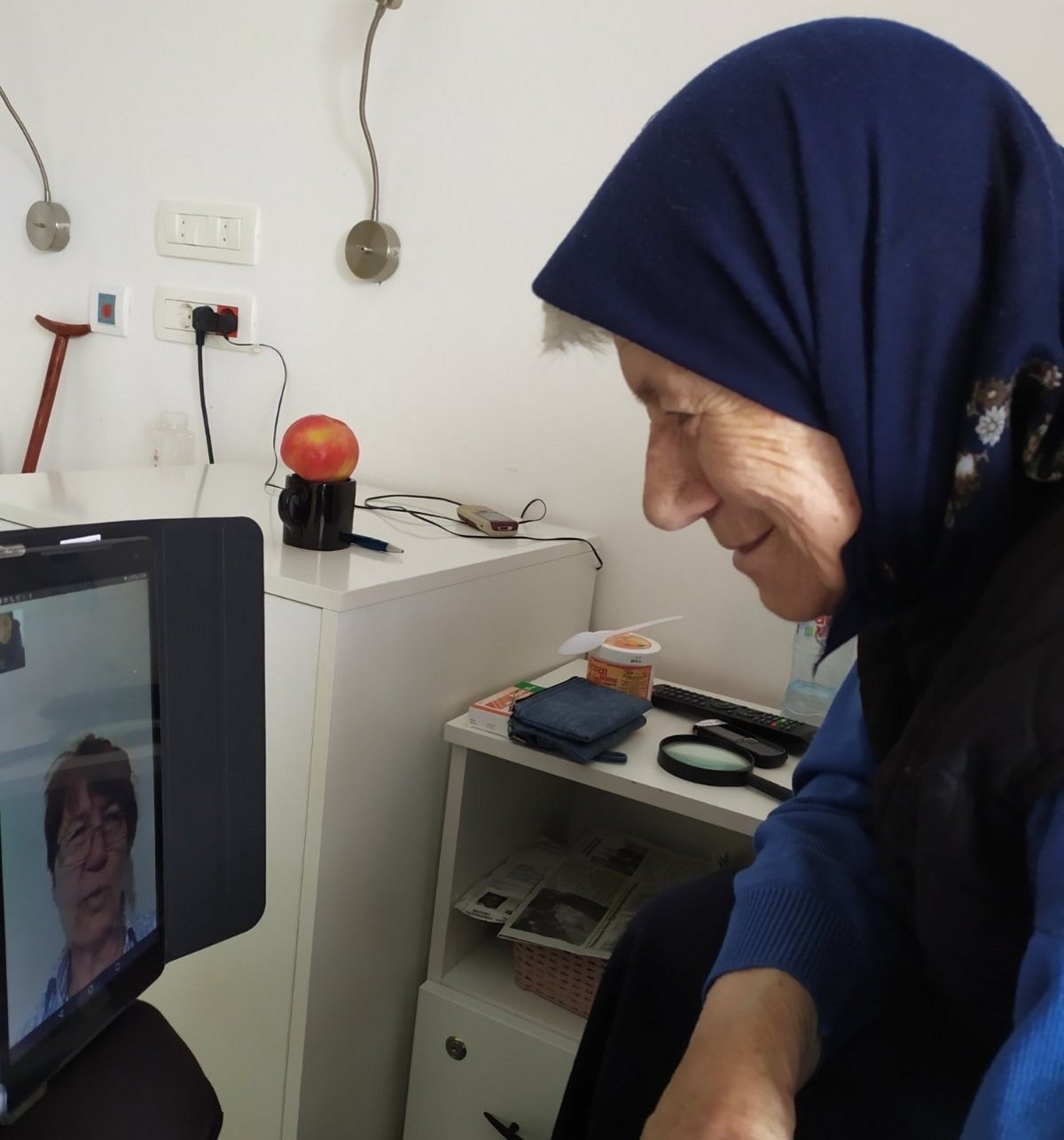 Spenden Südosteuropa: Help verteilte Tablets an Altenheime, damit die Bewohner mit ihren Familien Kontakt halten können