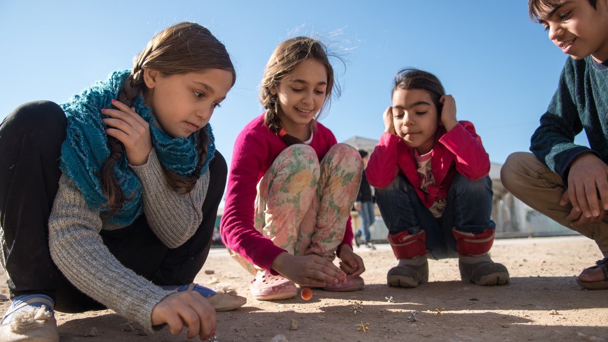Spielende Kinder in griechischem Flüchtlingslager