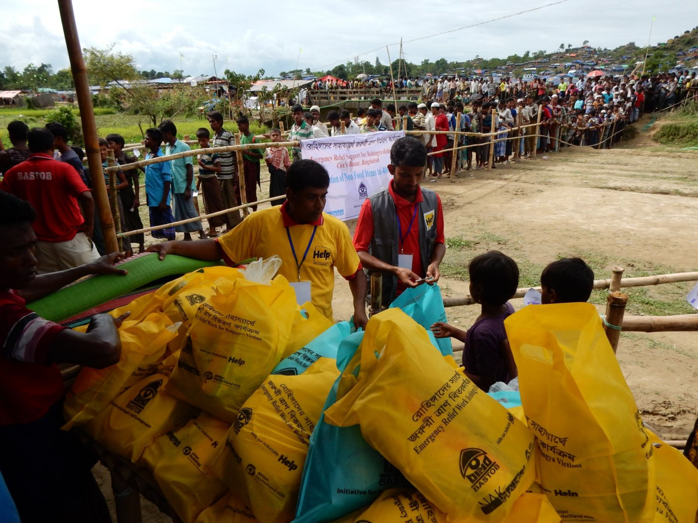 Die Rohingya stehen Schlange für Hilfsgüter