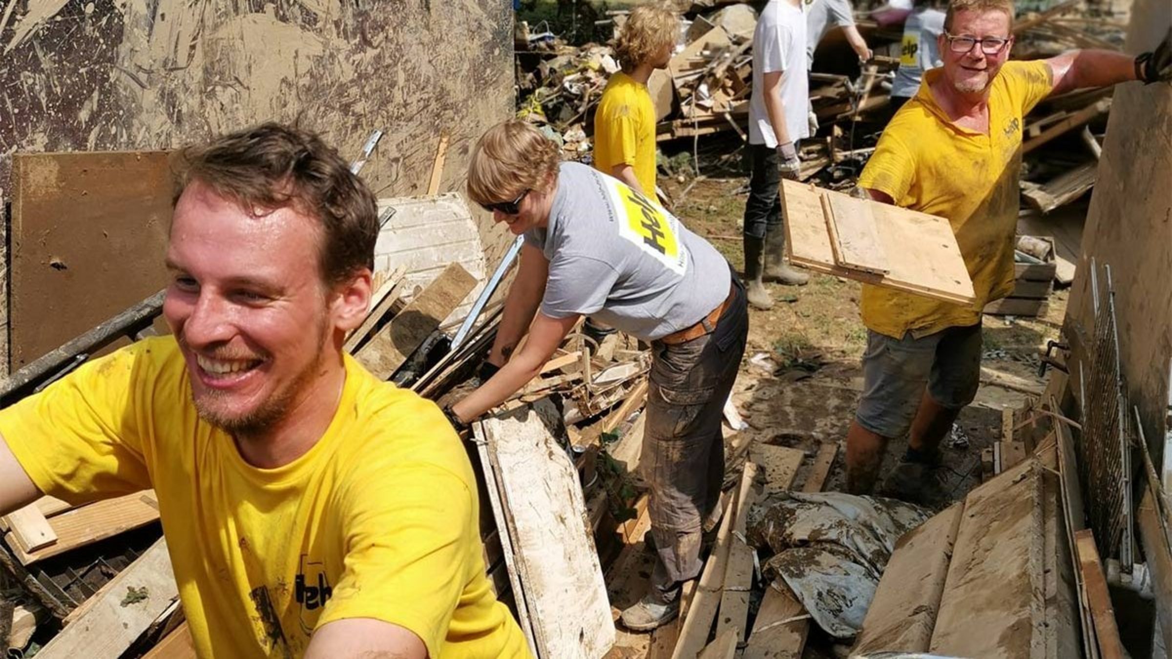 Mitarbeiter:innen von Help unterstützen die Aufräumarbeiten in Sinzig nach der Hochwasser-Katastrophe