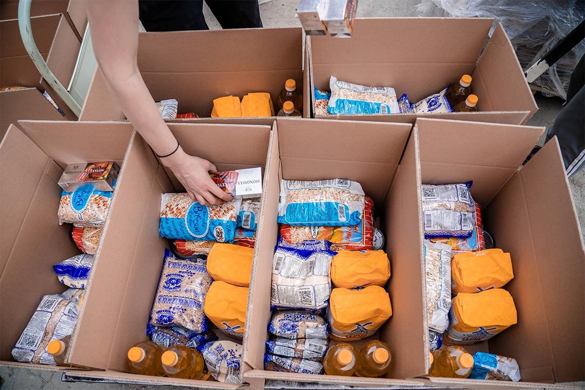 Hilfspakete gefüllt mit Mehl, Speiseöl und trockenen Lebensmitteln
