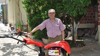 Ein Mann in Albanien, der von Help eine Vertikutiermaschine erhalten hat.