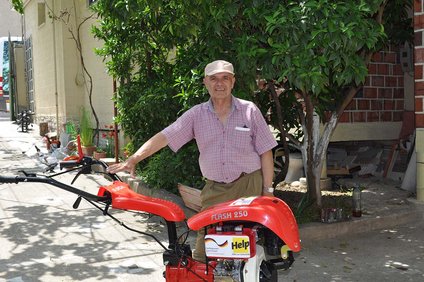 Ein Mann in Albanien, der von Help eine Vertikutiermaschine erhalten hat.