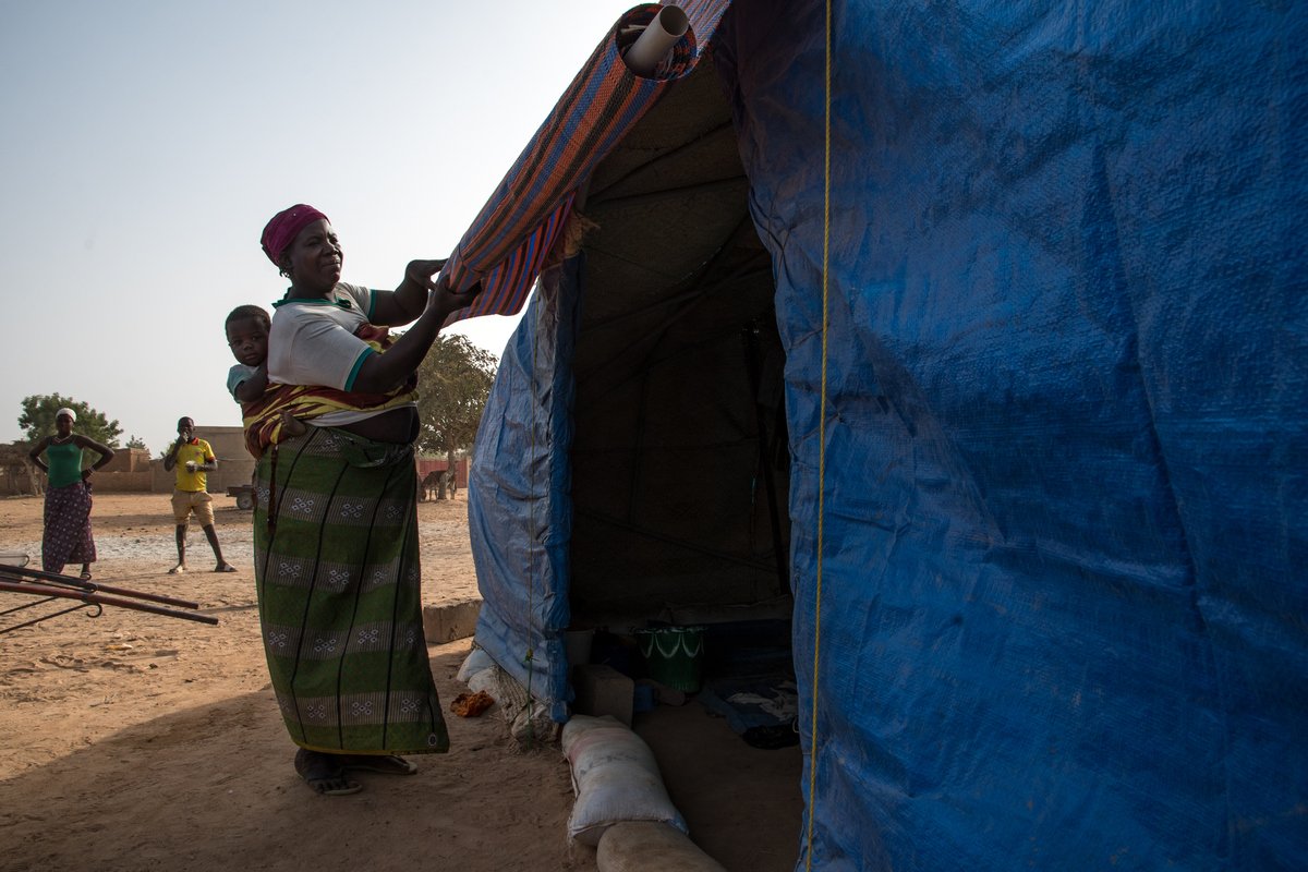 Eine Frau vor ihrem Zelt im Flüchtlingslager