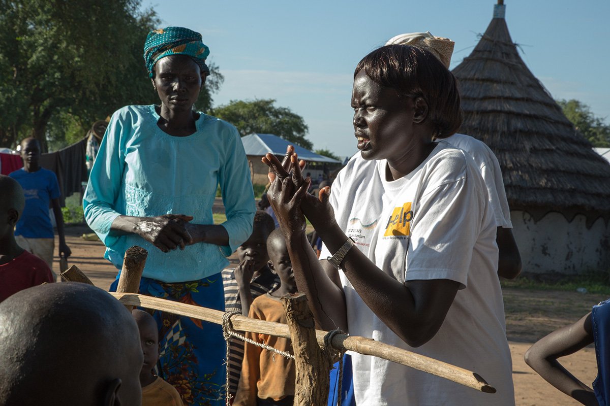 Help gibt Hygiene-Schulungen im Südsudan, damit die Menschen sich nicht mit Corona infizieren. 