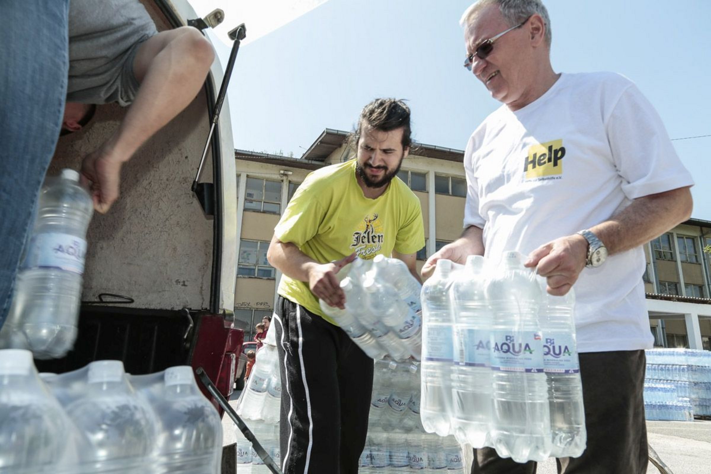 Wasserverteilung nach Flut in Serbien