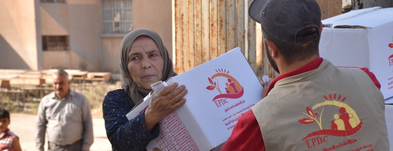 Syrische Frau mit Hilfspaket von Help