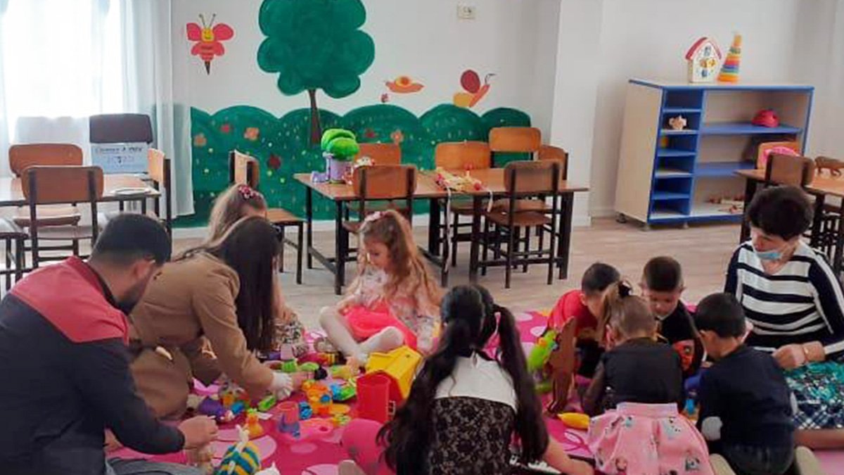 Kinder in einem albanischen Kindergarten, der von Help gefördert wurde